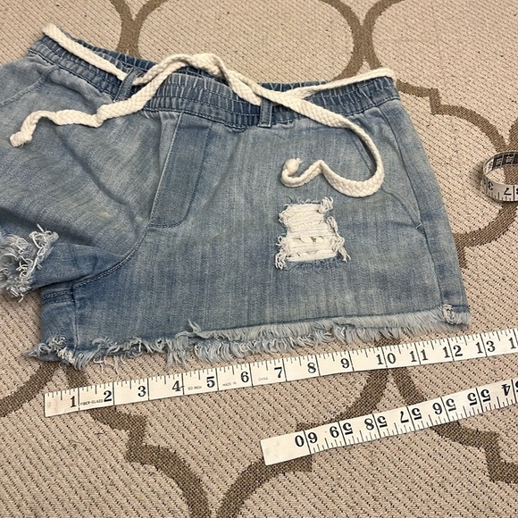 aerie Distressed Raw Hem Pull on Mini Light Wash Denim Shorts Size Small - Picture 12 of 14